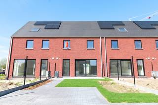 <strong>Op zoek naar een moderne, lichtrijke en energiezuinige woning?</strong><br />Deze nieuwbouwwoning, gelegen langs de Populierstraat in Roeselare, biedt alle hedendaags comfort en een aangename woonomgeving.<br /><br /><strong>✨ Troeven van de woning:</strong><br /><strong>✔ Energiezuinig</strong>: Warmtepomp, regenwater en EPC A<br /><strong>✔ Ruim en lichtrijk</strong>: Open leefruimte met zicht op de tuin<br /><strong>✔ Ligging</strong>: Dicht bij invalswegen en op slechts enkele minuten van de autostrade <br /><br /><strong>🏡 Indeling:</strong><br /><strong>Gelijkvloers:</strong> Inkomhal, gastentoilet, ruime leefruimte met open keuken en wasplaats/berging<br /><strong>Verdieping</strong>: Drie slaapkamers en een badkamer met zowel bad als douche en apart toilet<br /><strong>Buiten</strong>: Afgewerkte tuin met carport en tuinhuis <br /><br /><em>Extra voordeel! Als eerste bewoner profiteer je van 6 maanden gratis internet, TV en telefonie bij Telenet of Proximus.</em><br /><br />💰 <strong>Huurprijs: € 1.000 per maand</strong><br />📅 <strong>Beschikbaar vanaf juni</strong><br /><br />Vraag nu uw bezoek aan via MijnHuurprofiel. 