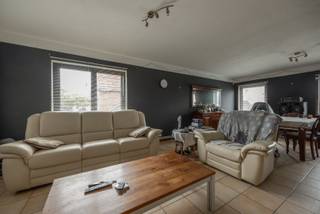 Ruim duplex appartement te koop ingericht als kangoeroewoning (2 appartementen) eventueel!<br /><br />Troeven:<br />- 163m² netto woonoppervlakte<br />- Terras van 45m²<br />- Ingericht als twee appartementen (1 op eerste verdiep en 1 op tweede verdiep)<br />- 2 autostaanplaatsen <br />- Klein complex van slechts 2 appartementen<br />- EPC label B (152) + label C (200)<br /><br />Dit duplexappartement op een perceel van 4a73ca werd in 2002 omgebouwd met vergunning tot één appartement.<br /><br />Via de trappenhal is er toegang tot een appartement op het eerste, alsook op het tweede verdiep.<br />Eerste verdiep: Ruime leefruimte, aparte keuken, twee slaapkamers, badkamer met bad en douche, apart toilet, ruim terras van 45m².<br />Tweede verdiep: Open leefruimte met keuken, één ruime slaapkamer, badkamer met bad en toilet.<br /><br />Het appartement op het eerste en tweede verdiep wordt als geheel verkocht, gezien het vergund is als 1 appartement. Het geeft mogelijkheden tot kangoeroewoning, zorgwoning, grote bureauruimte of hobbyruimte extra.<br /><br />Dit geheel is samen met een gelijkvloers appartement afzonderlijk te koop. Hierdoor zijn er maximaal slechts twee eigenaars wat het een zeer kleinschalig project maakt.<br /><br />Heeft u interesse? Contacteer ons op 011 64 55 00 of info@vastgoedfransen.be.