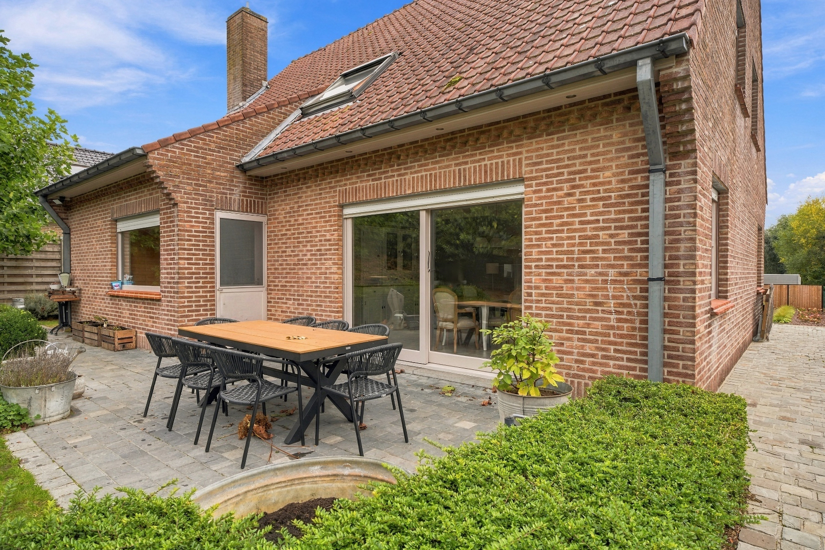 Hedendaagse villa met 4 slks, inpandige garage en mooie aangelegde tuin. - foto 4