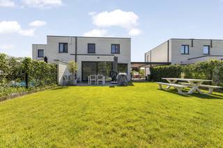Met veel plezier stellen we u deze nieuwbouwwoning van 2022 voor. Het bevindt zich op het einde van een gezellig, doodlopend straatje in Wilsele, nabij belangrijke invalswegen en op een tiental minuten van het centrum van Leuven. Hier geniet u van het comfort van nieuwbouw, maar met betaling onder registratierechten (geen BTW!). Deze BEN-woning is zeer energiezuinig en uitgerust met 11 zonnepanelen, vloerverwarming, een ventilatiesysteem D en zonnescreens. Via de oprit met plaats voor minstens twee wagens, deels overdekt met carport, en via de mooi aangelegde voortuin komt u binnen in een ruime inkomhal met gastentoilet. De benedenverdieping vormt één lichtrijke, open leefruimte met grote raampartijen en zicht op de tuin. De open keuken met eiland is uitgerust met Siemens-toestellen en vormt de ideale plek om te koken en gasten te ontvangen. Aan de keuken grenst er nog een ruime, praktische berging. Vanuit de woonkamer stapt u zo het terras op en geniet u van de gezellige, westelijk georiënteerde tuin met praktisch tuinhuis en overdekt loungegedeelte, ideaal voor lange zomeravonden. Boven bevinden zich drie ruime slaapkamers, waarvan de master bedroom reeds voorzien is van een volledig ingebouwde kastenwand. De badkamer is stijlvol ingericht met een prachtig meubel, inloopdouche én bad. Deze woning biedt de ideale combinatie van ruimte, hedendaags comfort en energiezuinigheid. Interesse? Contacteer ons via info@homies.be of 016 22 82 22.<br /> 