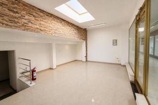 Bent u op zoek naar een commerciële ruimte op een uitstekende ligging? Deze veelzijdige handelsruimte van 32 m², gelegen in een galerij aan de bruisende Zeedijk van Blankenberge, biedt tal van mogelijkheden voor ondernemers.<br /><br />De ruimte bestaat uit een handelsgedeelte met aansluitend een afzonderlijke toiletruimte en is geschikt voor diverse activiteiten zoals een winkel, kapsalon, schoonheidssalon, nagelstudio, kantoorruimte of andere commerciële doeleinden.<br /><br />Dankzij de centrale ligging geniet u van een constante passage van zowel bewoners als toeristen, wat zorgt voor een uitstekende zichtbaarheid van uw zaak.<br /><br />Bent u op zoek naar een veelzijdige commerciële ruimte op een uitstekende locatie in het centrum van Blankenberge? Contacteer ons vandaag nog voor meer informatie of een bezoek ter plaatse!<br /><br />