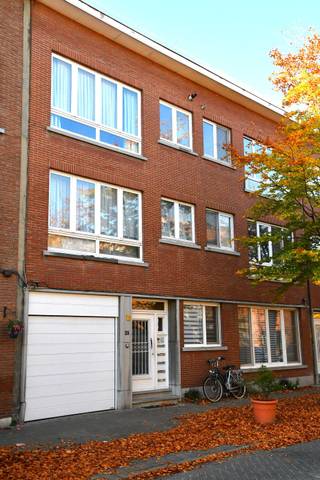 Lichtrijk appartement met 2 slaapkamersInstapklaar en lichtrijk appartement met terras en garage in een kleinschalig appartementsgebouw uit 1958 (5...