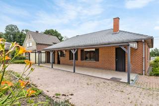 Nous avons le plaisir de vous présenter cette maison de plain-pied, située dans un environnement calme et rural, avec la disposition suivante :...