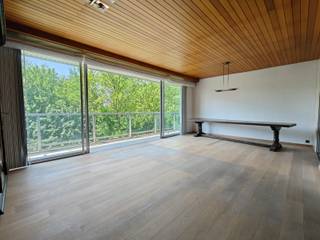 <strong><strong>Ruim 4 slaapkamer appartement voorzien van 2 zonneterrassen over de volledige breedte met groen zicht! <span>Het appartement is uitstekend gelegen te Fruithoflaan nabij winkels, Delhaize, Colruyt, Traitteur-slagerij Finebek, openbaar vervoer, scholen, belangrijke in-en uitvalswegen.</span><br /><br /></strong></strong>
<p><strong><span>INDELING:</span><br /></strong>Stap binnen in dit ruim appartement met 2 terrassen. De LEEFRUIMTE (ca. 40,6m²) op een parketvloer en de directe toegang tot het zonnige ZW-terras (18,3m²) – compleet met verlichting en een rustgevend groen uitzicht. Aansluitend bevindt zich de ingerichte KEUKEN voorzien van opbergkasten en toestellen; een inductiekookplaat, dampkap, oven, ijskast, diepvries en een afwasmachine.<br /><br />Verder is er een apart BUREAU / slaapkamer 1 (ca. 3,67m x 3,5m) met een ingewerkte kastenwand, SLAAPKAMER 2 (ca. 3,29m x 5,58m) en een bijbehorende DOUCHEKAMER voorzien van een lavabo in een meubel en een douche. <br /><br />Via de NACHTHAL bereikt u de overige vertrekken, waaronder een praktische aparte BERGING (3m²) en een handige WASPLAATS. <br />Hier bevinden zich nog twee ruime kamers: SLAAPKAMER 2 (15m²) op parket met een ingemaakte kastenwand en SLAAPKAMER 3 (ca. 3,65m x 4,2m). De laatste twee kamers geven uit op het tweede TERRAS (ca. 10m²), waar u dankzij de oost-oriëntatie heerlijk van de ochtendzon geniet. Een tweede BADKAMER (4m²) met ligbad, dubbele lavabo een toilet.<br /><br />Mogelijkheid tot aankopen van een gesloten GARAGEBOX met automatische poort in het gebouw gelegen nabij de lift aan €30.000<br /><br />Dit ruime appartement is een samenvoeging van een appartement en een studio. Dankzij deze combinatie geniet u van een mooie oppervlakte twee aparte terrassen en een indeling die perfect geschikt is voor wie wonen en werken wil combineren of behoefte heeft aan extra privacy binnen het gezin.</p>
<strong><span>BIJZONDERHEDEN: </span></strong><br />- Ruim 4 slaapkamer appartement met groen uitzicht. <br />- Gesloten garagebox met automatische poort apart te koop <br />- Dubbele kelder inclusief met een hoogte van 2,9m<br />- Goed onderhouden gebouw; Dak is geïsoleerd en voldoet aan normen van 2020, terrassen van het gebouw volledig gerenoveerd dd. 2016, Individuele watermeters, nieuw gerenoveerde inkomhal en videofoniesysteem, liften conform, vernieuwing elektriciteit gemene delen - attest aanwezig (2022) <br />- Terras aan living ca. 18,5m² + terras aan slaapkamers ca. 10m².<strong><span><br /></span></strong>- Automatisch zonnescherm geplaatst aan zonnekant, elektrische keuring conform<br />- Concierge in het gebouw<strong><span><br /></span></strong>