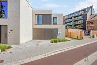 Ontdek deze halfopen bebouwing op een rustige, uiterst centrale locatie in Harelbeke, vlak naast het stadspark en op wandelafstand van de Markt,...