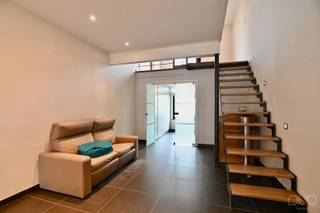 <p>Dit charmante, moderne huis, is gelegen in het hartje van het pittoreske Zoutleeuw, ter hoogte van de Schipstraat. Het pand geniet een goede bereikbaarheid, en is gelegen op wandelafstand van een bushalte (200m), winkels en de Grote Markt. Volledig heropgebouwd in 2010 volgens de moderne technieken, op een perceel van 1a25ca en met een bewoonbare oppervlakte van 126m2, is dit de ideale instapklare starterswoning. De woning geniet een een moderne uitstraling, met veel lichtinval en werd voorzien van kwalitatieve materialen. Tevens werd ze op tal van plaatsen voorzien van praktisch maatwerk.<br /><br />We betreden de woning via het buitenportaal in de lichtrijke inkomhal. Deze werd voorzien van een apart gastentoilet, alsook maatwerk inbouwkasten. De dubbele glazen deur brengt ons in de open leefruimte. We vinden er een zithoek en een grote open keuken met eetruimte. De open keuken werd voorzien van alle moderne uitrustingen en toestellen (heteluchtoven (Miele), dampkap (Siemens), afwasmachine (Miele), inductiekookplaat (Miele), koelkast (Miele)) . Het meubel is opgebouwd met softclosekasten, een houten werkblad en een inox spatwand. Met heel wat kastruimte en een ontbijteiland vormt deze keuken het hart van de woning. Zowel de lichtstraat als het grote schuifraam naar de tuin zorgen voor heel wat natuurlijk lichtinval.<br /><br />Op de eerste verdieping vinden we een zithoek, een open nachthal, een grote slaapkamer, de badkamer met lavabomeubel en douche, alsook een tweede toilet. Op de tweede verdieping, die we bereiken via de open nachthal, vinden we een tweede ruime slaapkamer, een aparte bureelruimte met maatkasten, alsook een wasplaats/CV-ruimte. Vanuit deze laatste ruimte bereiken we de bergzolder via een vlizotrap. <br /><br />Buitenshuis is de woning voorzien van een stadstuintje met de nodige privacy. Deze werd ingericht met een terras, een volwaardige tuinberging en is volledig omheind.<br /><br />Bent u op zoek naar een instapklare woning, waar u in alle privacy kan genieten van de rust? Aarzel dan niet en bel ons snel op 011 70 70 19.</p>