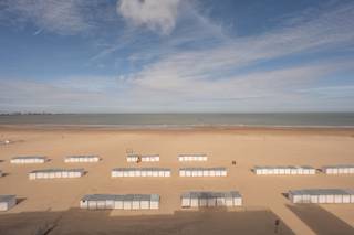 <u><strong>Résidence San Giorgio</strong></u><br /><br />Au 7e étage de la Zeedijk à Duinbergen se trouve ce magnifique appartement rénové (2025), où l'impressionnante vue frontale sur la mer donne immédiatement le ton. L'espace de vie lumineux s'étend sur toute la largeur de l'appartement et s'ouvre, grâce à une grande baie vitrée coulissante, sur la terrasse avant accueillante. Vous y profiterez d'une vue panoramique sur la mer du Nord, un luxe qui vous donnera chaque jour l'impression d'être en vacances.<br /><br />La salle à manger s'ouvre élégamment sur la cuisine ouverte moderne, agrémentée d'un plan de travail en marbre luxueux, de touches chaleureuses en bois et d'appareils électroménagers Miele haut de gamme. L'alliance du style et de la fonctionnalité en fait un endroit merveilleux pour cuisiner, prendre ses repas et profiter de la lumière côtière qui pénètre à flots.<br /><br />À l'arrière de l'appartement règne un calme absolu. Les deux chambres à coucher spacieuses sont équipées d'armoires encastrées et disposent d'un accès direct à une deuxième terrasse avec des espaces de rangement pratiques. Chaque chambre dispose de sa propre salle de bains avec douche à l'italienne et meuble-lavabo élégant, l'une d'entre elles étant intégrée à la chambre principale. L'ensemble respire le confort et le raffinement, idéal tant pour une résidence principale que pour une résidence secondaire.<br /><br />Un garage situé dans une résidence voisine peut être acheté en option, ce qui rend l'ensemble encore plus pratique.<br /><br />Vous souhaitez vivre dans un quartier prisé de Duinbergen, avec une vue imprenable sur la mer depuis le 7e étage ? Contactez-nous dès aujourd'hui pour une visite et laissez-vous séduire par cet appartement exceptionnel.<br /><br /><strong>Réf. : A738</strong>