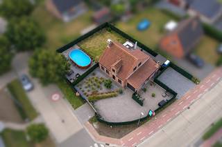 <div>
<section>
<div>
<div>
<div></div>
</div>
</div>
</section>
</div>
<div>
<section>
<div>
<div>
<div>
<div>
<div>
<div>
<p>Deze instapklare alleenstaande woning is gelegen op een mooi hoekperceel in een rustige residentiële buurt, op korte afstand van scholen, winkels en de N9.</p>
<p>De woning biedt verrassend veel ruimte en combineert een praktische indeling met een aangename woonomgeving en een zonnige, volledig afgesloten tuin.</p>
<p>Binnenin beschikt de woning over een lichtrijke leefruimte met gezellige haard, een aparte bureauruimte en maar liefst vier slaapkamers.</p>
<p>Een bijzondere troef is de polyvalente ruimte, die voorheen dienstdeed als kinderopvang. Deze extra ruimte leent zich uitstekend als praktijkruimte, hobbyruimte, speelkamer of bijkomende leefruimte.</p>
<p>Op de verdieping kan bovendien een extra badkamer worden ingericht. De nodige leidingen zijn hiervoor reeds aanwezig.</p>
<p>Ook buiten heeft deze woning heel wat te bieden. Het hoekperceel zorgt voor een mooi gevoel van ruimte en privacy, met een verzorgde tuin, verschillende terrassen en een opbouwzwembad.</p>
<p>De ruime oprit biedt voldoende parkeergelegenheid en wordt afgesloten met een automatische poort. Daarnaast is er een praktische fietsenstalling aanwezig.</p>
<p>Een veelzijdige alleenstaande woning met vier slaapkamers, extra werk- en leefruimte, een zonnige tuin en zwembad, op een rustige maar vlot bereikbare locatie.</p>
<p>Bel Top Vastgoed voor een bezoek op 0475 700 700.</p>
</div>
</div>
</div>
</div>
</div>
</div>
</section>
</div>