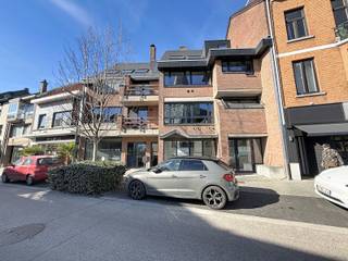 Bureau of praktijkruimte in het centrum van Dilbeek.Gelegen op de gelijkvloerse verdieping.De ruimte beschikt over een aparte inkomdeur, makkelijk...