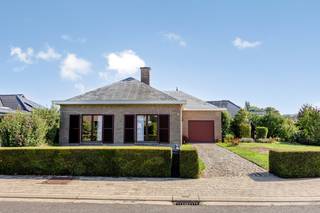 Ben je op zoek naar een woning waar alles zich <strong>op één niveau </strong>bevindt, met een mooie tuin, ruime oprit en heel wat bergruimte?<br />Dan is deze woning in Melsele zeker het ontdekken waard.<br /><br />Je komt binnen via de ruime inkomhal met apart gastentoilet.<br />Van hieruit kom je in de grote leefruimte, die dankzij de aangename ruimte verschillende mogelijkheden biedt.<br />Aansluitend bevindt zich de afzonderlijke keuken.<br />Verder beschikt de woning over <strong>twee slaapkamers</strong>, waarvan nu één is ingericht als dressing.<br />Een badkamer met douche, toilet en lavabomeubel met dubbele wastafel.<br />De garage is bijzonder ruim en biedt niet alleen plaats voor een wagen, maar ook extra mogelijkheden voor stockage.<br />Vanuit <strong>de garage</strong> is er bovendien toegang tot een zeer ruime zolder, die qua oppervlakte nagenoeg de volledige woning beslaat.<br />Daarnaast is er een luik naar een kelderruimte.<br /><br />Buiten beschikt de woning over een grote oprit die heel wat parkeermogelijkheden biedt en een ruime tuin rondom de woning.<br />Een tuinhuis zorgt ervoor dat je buiten ook nog een opbergruimte hebt.<br /><br />Een interessante gelijkvloerse woning met heel wat ruimte, praktische bergruimtes en mogelijkheden. Zeker een bezoek waard!<br />Contacteer Immo Selekt voor meer informatie of een bezoek ter plaatse.