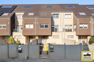<p>"ABSOLUTE TOPPER" - Afspraak BEZOEKDAG ENKEL telefonisch via Iris Emic op 0483/ 36. 84. 25. De stukken van de woning zijn te consulteren op www.immo-zone.be. Deze moderne instapklare woning met 3 slpks, garage en tuin vinden we terug te Wettersesteenweg 129B, Sint-Lievens-Houtem. Indeling: Op het gelijkvloers treffen we de tuin en inkomhal met toegang tot de berging en zeer ruime garage. Via de vaste trap gaan we naar het 1e verdiep met de grote en lichtrijke leefruimte met eetplaats en zithoek en aansluitend de uitgeruste open keuken. Zowel vooraan als achteraan is er een terras aanwezig. Op het 2e verdiep zien we de 3 slaapkamers en badkamer. Op het 3e verdiep treffen we de grote slaapkamer en zolderruimte. Achteraan de woning is er de toegang tot de garage. Deze woning is een ABSOLUTE TOPPER voor starters en gezinnen. Gelegen nabij winkels, scholen, openbaar vervoer en op 4 km van de autosnelweg. P-score: C / G-score: A. <br />VOOR ZEER SNELLE BESLISSERS!!<br />IMMO ZONE RHODELAND  </p>