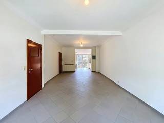Dit appartement in centrum Brasschaat heeft heel wat troeven waaronder veel lichtinval, 2 slaapkamers, bergplaats/tuinberging en een zeer centrale maar rustige ligging.<br /><br />INDELING:<br />- open leefruimte met eet- en zitgedeelte<br />- volledig geïnstalleerde keuken<br />- 2 slaapkamers (1 grote en 1 kleinere)<br />- badkamer met bad/douche, dubbele lavabo en toilet en aansluiting wasmachine/droogkast. <br /><br />DIVERSE:<br />Het appartement is niet enkel esthetisch in orde maar ook technisch en heeft een gunstig EPC label B. <br />- bergplaats/tuinberging te bereiken via de zij-ingang <br />- CV op gas<br />- Geen lift <br />- Geen gemeenschappelijk kosten<br /><br />Bent u geïnteresseerd in dit appartement te huur te Brasschaat? Klik dan op 'Vraag je bezoek aan' en volg de stappen om zo de gevraagde gegevens in te vullen. Dewaele Vastgoed Kapellen, Hoevensebaan 25, 2950 Kapellen - 03 666 66 66 - kapellen@dewaele.com