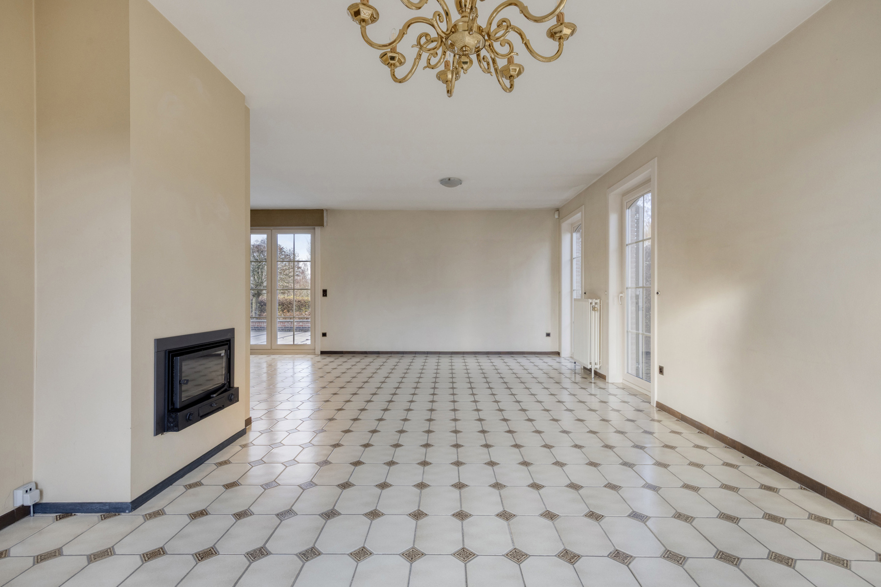 Rural villa with garden, 3 bedrooms and garages - photo 2