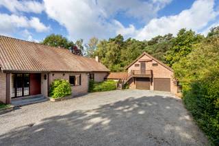 <p>Unieke rustig gelegen villa op uniek perceel van +/- 11.798m² met grote mooie siervijver te Lichtaart!</p>
<p>Deze eigendom is rustig gelegen op een villagrond van +/- 11.798m² met uniek zicht op de bijhorende siervijver. De woning beschikt momenteel over 2 slaapkamers, ruim bureau dat eventueel als derde slaapkamer gebruikt kan worden, dressing, 2 badkamers, woonkamer, keuken, berging, wasruimte en koele kleine bergkelder, een dubbele garage met bovenliggende ingerichte studio met aparte toegang. Uitbreidingsmogelijkheden naar boven voor wie op zoek is naar extra bewoonbare ruimte. <br /><br />INDELING <br />Een uitgestrekte private gebogen oprit brengt ons tot aan de villa met veel privacy. Deze is toegankelijk via een ruime inkomhal met toegang naar zowel de keuken, de woonruimte als tot de bureauruimte of extra slaapkamer. De zeer ruime woonkamer geeft een prachtig panoramisch zicht over de tuin met vijver door het gebruik van grote ramen achteraan. Deze ruimte is ook voorzien van een gezellige houtkachel.<br /><br />De woning beschikt over een zeer ruime zolderverdieping waar extra slaapkamers en badkamer kunnen gecreëerd worden. Dit is reeds voorzien in de huidige plannen indien uitbreiding gewenst.<br /><br />Op het perceel bevindt er zich tevens een dubbele garage voorzien van 2 automatische toegangspoorten.<br />Bovenliggend is er een studio met aparte toegang gecreëerd. Deze beschikt over een eigen keuken en badkamer.<br /><br />BIJZONDERHEDEN<br />- grondwaterboring<br />- eigendom met uitbreidingsmogelijkheden ( informeer u over meerdere mogelijkheden )<br />- rolluiken ( woonruimte elektrisch ) voorzien in gans de villa<br />- EPC label D<br /><br />POSITIEVE ASPECTEN<br />- unieke westelijk georiënteerde kavel met prachtige vijver<br />- aparte dubbele garage + veel parkeermogelijkheden voor de woning<br />- aparte studio<br />- uitzonderlijk rustige ligging</p>
<p></p>