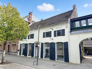 <p><span>Commercieel gebouw op toplocatie  ideaal voor diverse doeleinden</span></p><p><span> </span></p><p><span> </span></p><p><span>Commercieel gebouw met een totale oppervlakte van ca. 150 m², gelegen op een uitstekende en goed bereikbare locatie. </span></p><p><span> </span></p><p><span>De gelijkvloerse verdieping omvat ca. 100 m², aangevuld met ca. 50 m² op de 1ste verdieping.</span></p><p><span> </span></p><p><span> </span></p><p><span> </span></p><p><span>Dankzij de ruime indeling is het pand geschikt voor diverse commerciële activiteiten, maar eveneens ideaal als kantoorruimte of voor een vrij beroep.</span></p><p><span> </span></p>
