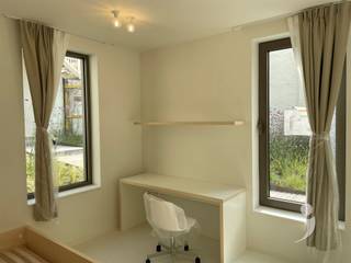 <p><span>*</span><span> Bezoek aan te vragen via student@immolivit.be </span></p><p><span>** Alleen voor studenten</span></p><p><span> </span></p><p><span>Project YOU bevindt zich op de Bondgenotenlaan, de belangrijkste en meest gekende winkel-wandelstraat van Leuven. Met zijn drie ingangen en strategische ligging onder de toren van de universiteitsbibliotheek is het project dé nieuwe hotspot voor studenten in Leuven.</span></p><p><span> </span></p><p><span>Dankzij de ligging langs de belangrijke toegangsweg van de stad is YOU vlot bereikbaar, zowel te voet, met de fiets als met het openbaar vervoer en de wagen. De dichtstbijzijnde bushalte bevindt zich op één minuut, het treinstation op slechts tien minuten. De gebouwen zijn voorzien van alle comfort en uitgebreide eigentijdse faciliteiten, en de groene binnen gebieden bieden ruimte voor een aangename break in het levendige Leuvense studentenleven. </span></p><p><span> </span></p><p><span>Deze Studio is gelegen aan de achterkant van residentie YOU met toegang via de Koning Leopold I straat. De studio bevindt zich op de gelijkvloerse verdieping met mooi zicht op de aanplantingen van de binnentuin. Hierdoor is er veel natuurlijke lichtinval en is er uitzicht op de beplante binnentuin. De studio beschikt over een eigen badkamer met wastafel, douche, en toilet. De studio is ook uitgerust met een eigen keuken voorzien van de nodige toestellen zoals een inductievuur, dampkap, ingebouwde koelkast en ingebouwde microgolf/oven. </span></p><p><span>Ondergronds is er een afsluitbare fietsenstalling en een afvallokaal.</span></p><p><span> </span></p><p><span>De prijs is 1045 euro/maand exclusief provisie nutsvoorzieningen (75 euro/maand).</span></p><p><span> </span></p>