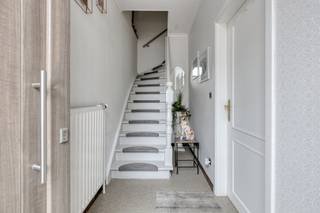Op wandelafstand van het centrum van Tongeren bevindt zich deze charmante halfopen woning, die in 2025 volledig gerenoveerd werd, met ondermeer...