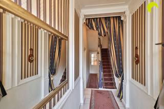<p><span>Deze gunstig gelegen woning ligt in de onmiddellijke nabijheid van kwalitatieve scholen, winkels, de Carrefour en het openbaar vervoer (op wandelafstand van trein, tram, bus).</span></p><p><span>Ook het uitgestrekte landschapspark Frijthout is op amper 700 meter afstand gelegen. </span></p><p><span> </span></p><p><span>Indeling:</span></p><p><span> </span></p><p><span>Bij het binnenkomen vallen de hoge plafonds onmiddellijk op. Op het gelijkvloers vinden we de verzorgde living (25m²) met aansluitend de eetkamer/keuken.</span></p><p><span>De keuken krijgt aangenaam licht binnen via een dakkoepel en is uitgerust met vaatwasser, dubbele spoelbak, ijskast, gasvuur en ingebouwde microgolfoven.</span></p><p><span>De eetkamer is verbonden met de handige berging. Hier voorziet de verkoper een volledig nieuwe condensatieketel!</span></p><p><span>Op het gelijkvloers is een eerste toilet voorzien.</span></p><p><span> </span></p><p><span>Op de eerste verdieping vinden we achteraan de badkamer, voorzien van douche, bad, lavabo, toilet en aansluitingen wasmachine. De eerste twee slaapkamers hebben een oppervlakte van 11m² en 21m².</span></p><p><span>Op de tweede verdieping vinden we nog eens twee slaapkamers van 21m² en 9,5m².</span></p><p><span>De woning is voorzien van een ruime kelder.</span></p><p><span> </span></p><p><span>Nuttige informatie:</span></p><p><span> </span></p><p><span>EPC: 556 kWh/m²j -> renovatieplicht. Binnen 6 jaar moet een label D behaald worden. Volgens het EPC is het dak isoleren hiervoor voldoende.</span></p><p><span>Het huidige EPC houdt nog geen rekening met de nieuwe ketel.</span></p><p><span>Oppervlakte woning indicatief, volgens meting EPC.</span></p><p><span> </span></p><p><span>Voor een bezoek ter plaatse kan u ons contacteren op het nummer 03 449 42 41 of surf naar www.habicom.be</span></p><p><span>De waarde van uw woning kennen? Check het gratis op <span>www.watismijnhuiswaard.be</span></span><span> </span></p>