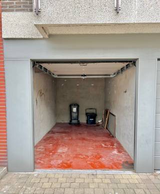 <p><span>Appartement met fietsenberging en autostaanplaats te Kapellen</span></p><p><span><br />Via de gemene traphal gaat u naar de 2de verdieping. Bij het betreden van het appartement kom je terecht in de inkomhal.<br />De inkomhal biedt toegang tot een ruime, lichtrijke leefruimte met een oppervlakte van ongeveer 31 m</span><span><sup>2</sup></span><span>. <br />Aansluitend bevindt zich een open keuken voorzien van (bergkasten, elektrische kookplaat, dampkap, vaatwasmachine, spoelbak en aansluiting voor koelkast en (microgolf)oven. <br />De badkamer is voorzien van een bad/douche, lavabo, toilet en aansluiting voor wasmachine en droogkast. <br />Dit appartement beschikt over 2 slaapkamers met een oppervlakte van 13m</span><span><sup>2</sup></span><span> en 9m</span><span><sup>2</sup></span><span>. <br /><br /></span></p><p><span>Aan de voorzijde van het gebouw beschikt het eigendom over een kleine garage/fietsen berging met daarvoor plek om een auto te parkeren.<br />Gemeenschappelijke kosten: 50 EUR/maand (inclusief water en kosten gemeenschap), snel beschikbaar. Dit appartement is geschikt voor maximum 3 personen.</span></p><p><span> </span></p><p><span> </span></p><p><span> </span></p><p><span> </span></p>
