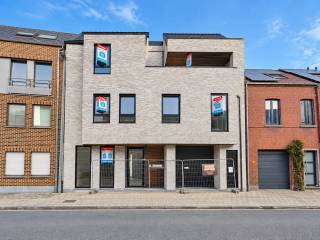 **BOEK JE BEZOEK ONLINE IN VIA WWW.IMMO3000.BE**<br />Immo3000 heeft een super knap nieuwbouw appartement TE HUUR op een top locatie in Kessel-Lo. Wandelafstand van het Provinciaal Domein, bakkers, winkels, openbaar vervoer, ... En op een boogscheut van het station van Leuven of de oprit van de autostrade. <br /><br />Het appartement is gelegen op het 1e verdiep links, is toegankelijk via een personenlift en wordt in de komende weken opgeleverd.<br />Via de ruime gemeenschappelijke hal kom je binnen in de entree met gastentoilet. Rechts vinden we de grote, lichtrijke, leefruimte met splinternieuwe open (volledig ingerichte) keuken met berging (aansluit was/droog). Achteraan doorgang naar het terras van +12 m2 dat ook geniet van een vrij uitzicht.<br />Aan de linkerkant van het appartement bevindt zich de slaapkamer + ensuite badkamer met dubbele lavabo en inloopdouche.<br /><br />Het gebouw wordt de komende weken opgeleverd. Intrede vanaf 01/11/2026, onder voorbehoud finale oplevering.<br /><br />Inclusief de huurprijs van 1.050,- euro/maand huurt u een ondergrondse autostaanplaats (via autolift).<br />Daar bovenop betaalt u een maandelijkse provisie van 75,- euro voor de gemeenschappelijke lasten.<br /><br />Benieuwd? Bel 016 60 3000 en kom een kijkje nemen.