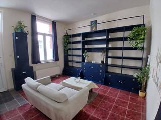 Instapklare starterswoning in de Muide, gelegen in een rustig doodlopend straatje aan het water nabij het Houtdokpark. Rustige ligging met winkels (o.a. Dok Noord en Decathlon) en openbaar vervoer (bus en tram) op 5 min wandelen. Een vlotte verbinding naar het centrum, Gent-Sint-Pieters, Dampoort en de R4.<br /><br />De woning is grotendeels gerenoveerd, heeft een EPC B (geen renovatieplicht) en een conforme elektriciteitskeuring. De voorgevel werd recent vernieuwd (eind 2024).<br /><br />Indeling: gezellige woonkamer, lichtrijke keuken met berging en vernieuwde dakkoepel en bijhorende dakisolatie (2023), en achteraan de badkamer met toilet. Op de eerste verdieping bevindt zich een ruime slaapkamer. De tweede verdieping kan dienen als extra slaapkamer of bureau, met extra opbergruimte in de kruipzolder.<br /><br />Interesse om deze woning zelf te ontdekken? Kom langs op een van de kijkdagen op zondag 03 mei of zaterdag 09 mei. Maak een afspraak via https://calendly.com/boekhoutestraat14gent/30min<br /><br />Biedingen zijn onder gesloten omslag, per mail naar Boekhoutestraat14gent@gmail.com , vóór 13 mei 2026 om 10u00.<br /><br />Alle documenten zoals EPC- en asbestattest zijn te downloaden via Google drive: https://drive.google.com/drive/folders/1zen7-E6vYg7FFazdOnC9GhqwyJu7qVXR?usp=sharing<br /><br />Voor vragen of info, contacteer Sam en Kathleen via Boekhoutestraat14gent@gmail.com