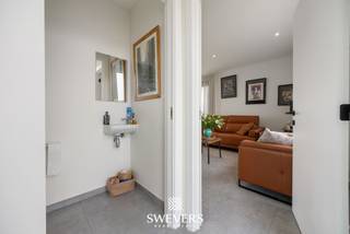 Voor meer info en foto’s, surf naar www.swevers.be – Instapklaar wonen krijgt een concrete betekenis in deze halfopen nieuwbouwwoning uit 2024 in Heppen. Met een kwalitatieve afwerking en EPC-label A+ is deze woning helemaal klaar voor de toekomst. Bovendien wordt ze verkocht onder registratierechten en geniet u nog drie jaar vrijstelling van onroerende voorheffing. Op het gelijkvloers vindt u een inkomhal met ingemaakte kast, apart toilet, berging en een lichtrijke open leefruimte met keuken. Grote raampartijen geven rechtstreeks toegang tot het terras en de tuin. Boven zijn er drie slaapkamers (11,60 m², 8,30 m² en 8,30 m²), een aparte wasplaats en een ruime badkamer met douche. Het perceel van 502 m² heeft een zuidwestelijke oriëntatie. De volledig omheinde tuin biedt veel privacy en beschikt over een verzorgd terras en kwalitatief tuinhuis. Aanpalend ligt een carport met elektriciteitsvoorziening voor een eventuele laadpaal.Zonnepanelen, drie warmtepompunits en elektrische rolluiken zorgen voor energiezuinig comfort. De airco’s en rolluiken zijn bovendien wereldwijd via een app bedienbaar. Spoorwegstraat 2A ligt op de hoek met de Hamsesteenweg. Ondanks deze ligging zorgen de toegepaste isolatietechnieken ervoor dat er van geluidshinder geen sprake is. Kom dit vooral zelf ervaren bij een bezoek! Daarbovenop liggen alle dagelijkse voorzieningen vlot binnen bereik. Een recente, volledig afgewerkte woning (raamdecoratie inbegrepen) met drie slaapkamers, veel licht, een aangename tuin en uitstekende energieprestaties.<br />Voor meer informatie, bel 011 255 155. Bron bewoonbare oppervlakte: EPC – verslag.