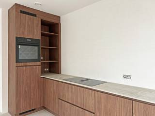 Gelegen op een uitstekende locatie in Brasschaat - Mariaburg, bevindt zich dit stijlvol afgewerkte appartement met een privatief terras. Het appartement maakt deel uit van Residentie Bo, een kleinschalig en duurzaam nieuwbouwproject.<br /><br />Bij het betreden van het appartement komt u via de inkomhal/nachthal in de verschillende ruimtes. Hier is ruimte voorzien voor een vestiaire en een apart toilet.<br />De woonkamer met open keuken vormt het hart van het appartement. De keuken is afgewerkt met fineerhouten fronten en een dekton werkblad, en uitgerust met kwalitatieve toestellen zoals een combi-oven, inductiekookplaat met geïntegreerde dampkap, vaatwasser en koelkast. Dankzij de grote raampartijen geniet de leefruimte van een aangename lichtinval en rechtstreeks toegang tot het zuidwestgericht terras. <br /><br />De woonkamer is voorzien van een tegelvloer met vloerverwarming, wat zorgt voor een aangenaam en energiezuinig binnenklimaat. Verder beschikt het appartement over twee slaapkamers, een praktische berging, en een badkamer uitgerust met een moderne inloopdouche en lavabomeubel.<br /><br />Technisch is het appartement volledig toekomstgericht: een privatief ventilatiesysteem, zonnepanelen en een warmtepomp zorgen voor een zeer laag E-peil.<br /><br />Troeven:<br />+ Nieuwbouw met hoogwaardige afwerking<br />+ Vloerverwarming op warmtepomp<br />+ Zonnepanelen en ventilatiesysteem D<br />+ Ruim terras aan de leefruimte<br />+ Twee slaapkamers<br />+ Energiezuinig en toekomstbestendig<br />+ Lift in het gebouw<br />+ Mogelijkheid tot aankoop van carport of staanplaats<br /><br />Dit appartement is ideaal voor eigen bewoning of als investeringsvastgoed, mede dankzij het verlaagde btw-tarief van 6% in het kader van sloop en heropbouw.