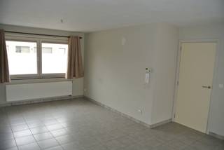 <p><u>Omschrijving van het gelijkvloers appartement</u> : <br />Inkom, toilet, berging met aansluiting voor wasmachine. Leefruimte met TV-zithoek en eetplaats, open keuken voorzien van keukentoestellen. Berging en ruimte voor CV-condensatiebrander. Keuken geeft uit op privé terras en tuintje. 2 slaapkamers. Gemeenschappelijke fietsenberging en privé parkeerplaats voor de deur.</p>
<p>Er zijn geen gemeenschappelijke kosten</p>