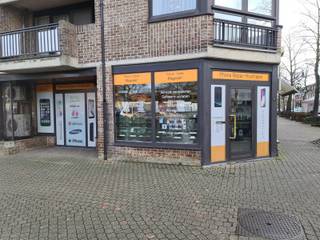 In het centrum van Houthalen en kort aan de op- en afritten van de E314 snelweg vinden we in de Vredelaan dit modern pand terug. Het winkelpand...