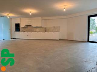 Het appartement heeft de volgende indeling: Via de inkomhal met gastentoilet (tegels) en ingemaakte kasten is er toegang tot de ruime en...