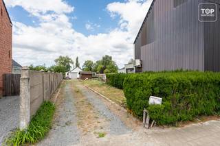 Langs de Dendermondesteenweg te Destelbergen bevindt zich deze ruime bouwgrond met een totale perceeloppervlakte van 11a 41ca en een breedte van ca. 8 meter aan de straatzijde.<br />Het perceel biedt mogelijkheden voor het realiseren van een nieuwe woning aan de straatzijde.<br /><br />Momenteel bevinden zich in de tweede bouwlijn twee bestaande gebouwen, die in het kader van een nieuwe ontwikkeling aan de straatzijde dienen te worden afgebroken.<br />Het perceel is volgens het gewestplan deels gelegen in woongebied met landelijk karakter en deels in agrarisch gebied. De bestaande bebouwing bevindt zich in de tweede bouworde en binnen het agrarisch gebied, waardoor deze juridisch als zonevreemd wordt beschouwd.<br /><br />Ook qua bereikbaarheid geniet het perceel van een uitstekende ligging. Dankzij de nabijheid van belangrijke invalswegen en de R4, E17 en E40 zijn zowel Gent als andere omliggende steden en gemeenten vlot bereikbaar.<br /><br />Een interessante opportuniteit voor wie op zoek is naar een ruime grond in Destelbergen, met een bijzonder diepe tuin en tal van mogelijkheden.<br /><br />Beschikbaar bij akte!<br /><br />Contacteer Top Vastgoed voor 0475 700 700!