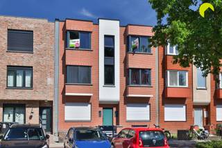 <p><span>Dit leuke appartement is ideaal gelegen te Hoboken, met openbaar vervoer, winkels en scholen vlakbij. </span></p><p><span>Er is ook een goede verbinding naar Antwerpen – Brussel – Gent via de Ring van Antwerpen (E19 – E17 – A12).</span></p><p><span>Het is perfect geschikt voor starters of als perfecte investering.</span></p><p><span> </span></p><p><span>We betreden het gebouw en nemen de trap naar de tweede verdieping.</span></p><p><span>We komen binnen via de lichtrijke living met aansluitend de geïnstalleerde, open keuken, dewelke uitgerust is met inbouwapparatuur en een praktisch keukenraam dat natuurlijk licht binnenbrengt. </span></p><p><span>De moderne lay-out biedt veel werkruimte en bergingscapaciteit.</span></p><p><span>De ruime slaapkamer biedt voldoende ruimte en de betegelde badkamer is voorzien van een douche, lavabo en toilet.</span></p><p><span>Grote ramen zorgen voor volop natuurlijk licht en een aangename uitstraling. </span></p><p><span> </span></p><p><span>Graag som ik voor u nog even de troeven op van dit gezellig appartement:</span></p><p><span> </span></p><ul><li><span>Appartement met veel lichtinval </span></li><li><span>mogelijkheid om een garagebox mee aan te kopen aan 25.000 euro</span></li><li><span>ideaal voor starters en/of als investering</span></li></ul><p><span> </span></p><p><span>EPC: 134 kWh/m² jaar- label B</span></p><p><span>P-score (perceelscore): A</span></p><p><span>G-score (gebouwscore):</span><span> A</span></p><p><span> </span></p><p><span>Voor een bezoek ter plaatse kan u ons contacteren op het nummer <span>03 449 42 41</span></span><span> of mail ons via hallo@habicom.be.</span></p><p><span>Benieuwd naar de waarde van jouw woning? Check het gratis op <span>www.watismijnhuiswaard.be</span></span></p><p><span> </span></p><p><span> </span></p>