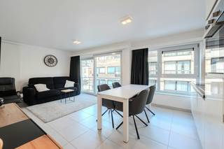 Centraal gelegen studio met slaaphoek en terras te koop te Middelkerke, Duinenweg 333. Deze instapklare studio bevindt zich op de tweede verdieping van de recente (2001) residentie "Stefanie". Dankzij de centrale ligging bevindt u zich vlakbij winkels openbaar vervoer, horeca en de Zeedijk. Tevens beschikt het gebouw over een gemeenschappelijke fietsenberging.<br /><br />Indeling:<br />- inkomhall<br />- lichtrijke leefruimte (28m²) <br />- aansluitend terras <br />- open keuken voorzien van ingebouwde wasmachine, spoelbak, vitro-keramische kookplaat, combi-oven en koelkast met vriesvak<br />- badkamer met apart toilet, ligbad met douchescherm en lavabomeubel<br /><br />Troeven:<br />- Topligging te centrum Middelkerke<br />- Gemeenschappelijke fietsenberging in het gebouw<br />- Instapklaar<br />- autoluwe straat, eenrichtingverkeer<br /><br />Bent u op zoek naar een instapklare studio te koop te Middelkerke? Aarzel niet en leg vandaag nog uw bezoek vast! <br /><br />Bestuursmaatregelen in het maatregelenregister: nee