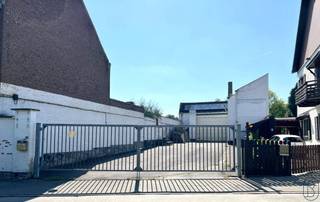Groot MAGAZIJN van 400m2 met voorliggende grote PARKING en oprit, burelen en tuin. Gelegen in WOONGEBIED. Drijfkracht en regenwater aanwezig...