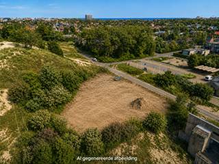Op een van de meest gegeerde locaties aan de Belgische kust, verscholen in de exclusieve villawijk Witte Burg, bevindt zich deze uitzonderlijke bouwgrond van 1.755 m². Omringd door duinen, majestueuze bomen en residentiële villa's biedt dit unieke perceel een zeldzame combinatie van rust, privacy en exclusiviteit en dit alles op wandelafstand van verschillende dorpswinkels. <br /><br />Dit is een uitzonderlijke opportuniteit om een exclusieve nieuwbouwwoning te realiseren op een van de meest prestigieuze adressen van Oostduinkerke. Dankzij de royale perceeloppervlakte geniet u van alle ruimte om een hoogwaardige villa te ontwerpen die volledig aansluit bij uw woonwensen, met royale leefruimtes, een prachtig aangelegde tuin, ruime terrassen.<br /><br />Ook financieel biedt deze eigendom interessante voordelen. De aankoop van het perceel gebeurt onder het registratiestelsel (2% registratierechten, mits voldaan aan de wettelijke voorwaarden). Vervolgens kan de nieuwbouwwoning worden gerealiseerd waarbij het verlaagde btw-tarief van 6% mogelijk van toepassing is, mits voldaan aan de geldende federale voorwaarden. Hierdoor vormt deze eigendom niet alleen een exclusieve, maar ook een bijzonder interessante investering.<br /><br />De residentiële omgeving staat bekend om haar groene karakter, haar discrete uitstraling en haar uitzonderlijke woonkwaliteit. Hier woont u in alle sereniteit, op korte afstand van de duinen, het strand en de Noordzee, terwijl winkels, horeca en andere voorzieningen vlot bereikbaar blijven.<br /><br />Bouwgronden van deze omvang en op deze toplocatie worden slechts uitzonderlijk aangeboden. Dit is een unieke kans om een exclusieve villa te realiseren in een van de meest gegeerde woonomgevingen van Oostduinkerke.<br /><br />Kenmerken<br /><br />Prestigieuze ligging in de residentiële villawijk Witte Burg<br /><br />Perceel van 1.755 m². +/- 53m lengte en 33m breedte<br /><br />Exclusieve bouwgrond op toplocatie<br /><br />Aankoop onder registratierechten (2%, mits voldaan aan de wettelijke voorwaarden)<br /><br />Mogelijkheid tot realisatie van een exclusieve nieuwbouwvilla<br /><br />Mogelijkheid tot toepassing van het 6%-btw-tarief op de nieuwbouw, mits voldaan aan de geldende federale voorwaarden<br /><br />Rustige, groene en residentiële omgeving<br /><br />Nabij duinen, strand en natuur<br /><br />P-score: A<br /><br />G-score: A