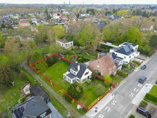 Along the Leenhof in Assebroek, you will discover this unique opportunity on a spacious plot of 931 m². With its 4 bedrooms and the already renewed electricity and roof, this house to be renovated offers an extremely solid basis for an overall project. The property is very strategically located a stone's throw from AZ Sint-Lucas, various shops and schools. Moreover, you are just a stone's throw from the center of Bruges. The combination of the huge land and the central location offers unprecedented potential for a major renovation or a beautiful new construction project.Layout: Ground floor: - Entrance hall- Bright living space with veranda - Kitchen - Bedroom 1- Bathroom equipped with sink, bath and toilet- BasementFirst floor: - Bedroom 2- Bedroom 3- Bedroom 4Second floor: - Attic accessible via a retractable staircase The property is offered through the Pre-sale formula. Between 07/04/2026 18:00 and 09/05/2026 13:00, you can come visit the property by appointment and make an offer. The listed price is a starting price. For further information, please contact the property agent.This property is subject to the renovation obligation imposed by the Flemish government for residential buildings (unless demolished within 5 years of purchase). For more information, consult the website of the Flemish Energy and Climate Agency at https://www.vlaanderen.be/een-woning-kopen/renovatieverplichting-voor-residentiele-gebouwenRegister of measures: pending