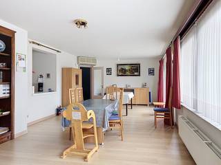Bent u op zoek naar een ruim en goed onderhouden appartement op een uitstekende locatie in Waregem? Dan is dit appartement precies wat u zoekt! <br /><br />INDELING:<br />- inkomhal<br />-gastentoilet <br />- lichtrijke leefruimte <br />- keuken <br />- badkamer voorzien van dubbele lavabo en douche<br />- slaapkamer 1<br />- slaapkamer 2<br />- terras<br /><br />ALGEMEEN:<br />- garage verplicht bij de huren €50/maand<br />- hartje Waregem <br />- lichtrijk <br /><br />De snelste manier om een bezoek te brengen aan deze woning? <br />Vraag je bezoek aan via de rode knop op onze website (www.dewaele.com) en je wordt gecontacteerd door onze makelaar. <br />Telefonisch kunnen er geen afspraken gemaakt worden. <br />Bij andere vragen kun je ons telefonisch contacteren via 056 605 605.<br />