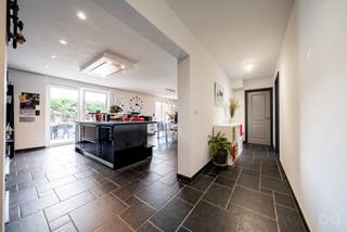 À mi-chemin entre maison et appartement, ce bien rare de ± 137 m² (surface plancher chauffé du CPEB) offre un cadre de vie idéal pour celles et...