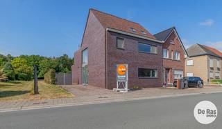 <p><span>ERPE - Bent u op zoek naar een perfect instapklare gezinswoning met een verzorgde uitstraling, een mooie tuin en heel wat ruimte. Dan is deze woning absoluut een bezoekje waard.</span></p>
<p><span>Gelegen op een mooi en goed georiënteerd perceel, geniet u achteraan van een aangenaam en rustgevend zicht op het groen. Dankzij de ruime parkeermogelijkheden en de praktische indeling is dit bovendien een ideale gezinswoning.</span></p>
<p><span>Bij het binnenkomen wordt u verwelkomd in een verzorgde inkomhal met gastentoilet. Verder beschikt de woning over een praktische berg- en wasruimte en een afzonderlijke, aangename bureauruimte, ideaal voor thuiswerk.</span></p>
<p><span>De ruime, volledig geïnstalleerde keuken is voorzien van alle moderne comfort en vormt samen met de lichtrijke woonkamer het hart van de woning. Vanuit de woonkamer geniet u van een mooi zicht op de tuin. De maatkasten zorgen voor extra opbergruimte, terwijl de inbouwcassette voor extra sfeer en gezelligheid zorgt.</span></p>
<p><span>Op de eerste verdieping bevinden zich drie mooie slaapkamers, aangevuld met een ruime badkamer voorzien van zowel een douche als een ligbad. Een leuke open vide zorgt voor een extra ruimtelijk gevoel.</span></p>
<p><span>Via de vaste trap bereikt u de zolderverdieping. Deze biedt nog heel wat potentieel en maakt het mogelijk om twee bijkomende slaapkamers of andere multifunctionele ruimtes te creëren.</span></p>
<p><span>Ook technisch heeft deze woning heel wat te bieden,18 zonnepanelen inclusief groenestroomcertificaten, een conforme elektrische installatie, vloerverwarming op de benedenverdieping, hoogrendementsglas, zonnescreens aan de achterzijde enz…</span></p>
<p><span>De woning geniet bovendien van een uitstekende en centrale ligging, nabij belangrijke invalswegen en de E40, openbaar vervoer, scholen en diverse buurtwinkels.</span></p>
<p><span>Kortom een verzorgde, energiezuinige en instapklare woning met een aangename ligging, mooie tuin en extra uitbreidingsmogelijkheden. Een ideale thuis voor wie comfort, ruimte en bereikbaarheid wil combineren. Voor meer info of bezoek 053/60.65.60.<br /><br />Richtprijs: De vermelde prijs is een richtprijs. Na ontvangst van de biedingen beslist de verkoper volledig vrij of hij al dan niet tot verkoop overgaat en welk bod hij aanvaardt. De richtprijs is niet bindend.<br /></span></p>