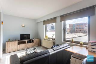 <p>Instapklaar appartement in hartje Aalst<br /><br />Dit centraal gelegen 1-slaapkamerappartement is volledig instapklaar en biedt alle comfort voor wie graag zorgeloos wil wonen. Geniet van het zuidgerichte terras met veel natuurlijk licht en een autostaanplaats die het parkeren extra gemakkelijk maakt. Dankzij de uitstekende ligging bevindt u zich op wandelafstand van winkels, openbaar vervoer, alle voorzieningen en oprit van de autostrade.<br /><br /><br />Kom je dit appartement graag zelf ontdekken? Contacteer ons op 052 52 80 30 of mail naar info@goemanvastgoed.be!</p>