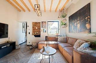 <p>Te koop: karaktervolle gesloten bebouwing in het centrum van Sint-Gillis-Waas, Oost-Vlaanderen, met gezellige tuin en private staanplaats.</p>

<p>Deze charmante woning aan Bergstraat 3 combineert een centrale ligging met vlotte bereikbaarheid, waardoor winkels, scholen en openbaar vervoer op korte afstand liggen. De authentieke uitstraling en warme sfeer maken dit huis bijzonder uitnodigend. Bovendien geniet u van een aangename tuin waar u in alle rust kunt ontspannen, met een private staanplaats voor uw wagen.</p>

<p>Belangrijkste ruimtes:<br />• Woonkamer (21 m²) met gezellige indeling en natuurlijke lichtinval<br />• Keuken (12 m²) uitgerust met spoelbak, vaatwasser, dampkap, koelkast, oven en keramische kookplaat<br />• Wasplaats (8 m²) met aansluitingen voor wasmachine en droogkast<br />• Berging (4 m²) voor extra opslag<br />• Inkomhal (2 m²)<br />• Twee slaapkamers (13 m² elk)<br />• Badkamer (3 m²) met inloopdouche, toilet en wastafel<br />• Garage en apart toilet</p>

<p>Troeven:<br />• Centraal gelegen met vlotte bereikbaarheid<br />• Karaktervolle woning met veel charme<br />• Gezellige tuin met private staanplaats voor de wagen</p>

<p>Neem vandaag nog contact op met uw ERA-makelaar voor een bezoek. JOUW DROOMHUIS. ZO GEVONDEN!</p>