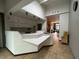 Alle info is te vinden op onze website www.connect-immo.be <br /><br /><strong><span>*GELIJKVLOERS APPARTEMENT NABIJ HET CENTRUM VAN LEUVEN*</span></strong><br /><br />Op te frissen gelijkvloers appartement! Het gebouw is gelegen op een boogscheut van Leuven Centrum maar in de zeer gegeerde omgeving van Gasthuisberg en heeft een vlotte bereikbaarheid met het openbaar vervoer en tal van belangrijke verbindingswegen richting, Tervuren, Brussel en Leuven. Ook aan faciliteiten in de nabijheid geen gebrek!<br /><br />Het gebouw bestaat uit een autostaanplaats en fietsenstalling voor de deur gezien het gebouw teruggetrokken is, een garage een 1 slaapkamer appartement op verdieping 0 met een extra grote tuin, een ruim 1-slaapkamer appartement op verdieping 1 en een flatje op verdieping 2.<br /><br />Wie een ideale investering zoekt in de meest gegeerde buurt van Leuven is hier aan het goede adres!!<br /><br /><span><strong>Interesse of een bezoek ter plaatse? Dat kan ! </strong></span><br /><span><strong>Contacteer onze Expert Investeringsvastgoed Jacky: 0495 53 46 49 of jacky@connect-immo.be </strong></span><br /><br />EPC: 413 kWh/m² - 3232316<br />EPC: 260 kWh/m² - 3221214<br />EPC: 278 kWh/m² - 3232332<br />wg, gdv, gvkr, gvv