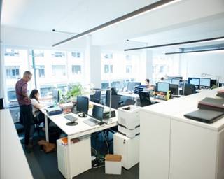 Kantoren in de bovenliggende verdiepingen van de historische Ravensteingalerij. Dankzij de ligging recht tegenover het centraal station van Brussel, heeft u toegang tot uitstekende trein- en andere verbindingen van het openbaar vervoer. Kantoren kunnen op maat worden ingericht.<br /><br />Binnenparking: 1 800 €/plaats/jaar (excl. belastingen en heffingen 1 040 €/plaats/jaar)<br />Archief: 90 €/m²/jaar (exclusief belastingen en heffingen 68 €/m²/jaar)