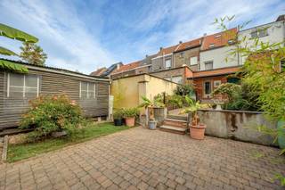 <h1><span>Gezinswoning met drie slaapkamers, grote tuin en garage in Mechelen</span></h1><p><span>Deze leuke stadswoning bevindt zich op een uitstekende locatie in Mechelen, aan de Sint-Jan-Berchmansstraat. De woning beschikt over een heel aantal troeven. In een levendige stadsbuurt is een garage geen overbodige luxe. Neem daarbij nog eens het voordeel dat het een extra grote en diepe garage is en dat deze gekoppeld is aan een achteruitweg, dan kan het al niet veel beter. De woning zelf beschikt over een degelijke basis waar u, mits enkele renovaties, volledig uw eigen ding van kunt maken. Er zijn reeds drie volwaardige slaapkamers aanwezig. Tot slot ligt de woning ook op wandelafstand van het station van Mechelen, is de E19 Antwerpen-Brussel uitstekend bereikbaar en zijn winkels en scholen vlakbij.</span></p><h2><span>Indeling</span></h2><h3><span>Kelder</span></h3><h3><span>Gelijkvloers</span></h3><ul><li><span>woonkamer</span></li><li><span>badkamer</span></li><li><span>keuken</span></li><li><span>wasberging</span></li></ul><h3><span>Eerste verdieping</span></h3><ul><li><span>slaapkamer 1</span></li><li><span>slaapkamer 2</span></li></ul><h3><span>Zolder</span></h3><ul><li><span>slaapkamer 3</span></li></ul><h2><span>Troeven</span></h2><ul><li><span>ruime garage</span></li><li><span>achteruitweg</span></li><li><span>uitstekende locatie</span></li></ul><p><span> </span></p><p><span> </span></p><p><span>Ben jij geïnteresseerd in deze woning gelegen in Mechelen, ben je op zoek naar ander vastgoed, een investering of wens je de waarde van jouw eigendom te kennen? Dan ben je bij BOLT Immo aan het juiste adres! Wij helpen jou graag verder.</span><span> </span></p><p><span> </span></p>