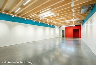 <strong>Karaktervol handelspand in het winkelcentrum van Turnhout met polyvalente bovenliggende ruimten met terras (mogelijkheid tot duplex wooneenheid). EPC: energielabel C, asbestveilig, EK conform! <br /><br />Ligging</strong>: Gelegen in het winkelhart van Turnhout, met veel openbare parkings in directe omgeving.<br /><br /><strong>Indeling</strong>: 0: inkomhal, winkelruimte, toilet, stockageruimte met laadzone, kelder. Inkomhal voor verdieping, kelder, berging. 1: traphal, toilet, 2 polyvalente ruimtes, keuken, terras, 2; traphal, 2 polyvalente ruimtes, berging.<br /><br /><strong>Omschrijving:</strong> Charmant, authentiek handelspand (volledig gerenoveerd in 2014), waar jarenlang 'De Banier' gehuisvest was. Met haar strategische ligging en veelzijdige indeling biedt dit eigendom tal van mogelijkheden voor ondernemers en investeerders.<br />Via de inkomhal betreedt u de ruime handelsruimte, die zich uitstrekt over de volledige diepte van het gebouw. De mooie etalage aan de voorzijde zorgt voor een aantrekkelijke uitstraling en maximale zichtbaarheid. Achteraan bevindt zich een ruime stockageruimte met een grote poort, die uitgeeft op een servitudeweg naar de Warandestraat – ideaal voor leveringen. <br />Een aparte inkomhal geeft toegang tot de bovenliggende verdiepingen, een ruime kelder en een extra berging. Op de eerste verdieping bevinden zich twee polyvalente ruimtes met hoge plafonds en grote raampartijen, wat zorgt voor een overvloed aan natuurlijke lichtinval. Hier bevindt zich nog een keuken, een westelijk georiënteerd terras en een apart gastentoilet. Deze verdieping is perfect om te vormen tot een duplex appartement of kantoorruimte. Op de tweede verdieping nog twee karaktervolle ruimtes met verschillende plafondhoogtes en grote ramen die ook ook hier voor een open en lichte sfeer zorgen. Tevens extra bergruimte voorzien.
<p><span><strong>Extra troeven:<br /></strong></span><span>- 41 zonnepanelen voor een energiezuinige exploitatie<br /></span><span>- Authentieke elementen met een hedendaagse afwerking<br /></span><span>- Veelzijdige mogelijkheden voor handel, kantoor of woonst<br /></span><span>- Centraal gelegen in het bruisende (winkel)centrum van Turnhout</span></p>
<p><span>Dit pand combineert ruimte, charme, functionaliteit en duurzaamheid. M.a.w. een unieke commerciële kans. Op zoek naar een ruim en instapklaar handelspand met veel potentieel? Contacteer ons vandaag nog voor een bezoek!<br /><br /><strong>Bijzondere informatieplicht</strong>: in aanvraag.</span></p>