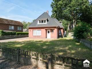 <p><strong>Woning op een perceel van 649 m²</strong></p>
<p>Op zoek naar een woning die u volledig naar eigen smaak kunt renoveren? Deze woning is rustig gelegen op een perceel van <strong>649 m²</strong> en biedt tal van mogelijkheden.</p>
<p><strong>Troeven:</strong></p>
<ul><li>Rustige ligging</li><li>
<p>Perceel van 649 m²</p>
</li><li>
<p>3 slaapkamers</p>
</li><li>
<p>Vrijstaande garage</p>
</li><li>Tuin met potentieel</li></ul>
<p><strong>Extra informatie:</strong></p>
<ul><li>Stookolietank buiten gebruik gesteld (momenteel geen verwarming)</li><li>In 2014 werden alle ramen vervangen door PVC-ramen met HR-glas</li><li>EPC-label F - volgens het EPC, het isoleren van het dak volstaat om een EPC-label D te behalen</li></ul>
<p>Indeling: zie bijlage<br /><br />Neem vandaag nog contact op voor een bezoek.<br /><br />JOUW DROOMHUIS. ZO GEVONDEN!</p>