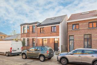 In een rustige straat in Boechout vind je deze stijlvol gerenoveerde woning, perfect voor wie op zoek is naar comfort, ruimte en een...