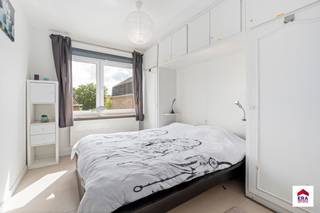 <p>Te koop: gezellig appartement in Koksijde, gelegen aan de Pierre Sorellaan, in een rustige en groene omgeving.</p>
<p> </p>
<p>Dit appartement biedt een ideale combinatie van rust en nabijheid tot voorzieningen. Gelegen in een residentiële buurt met vrij zicht en zonder inkijk, geniet u van privacy en een aangename leefomgeving. De winkelstraat bevindt zich op korte wandelafstand, waardoor u alle dagelijkse benodigdheden binnen handbereik heeft. Dankzij de groene omgeving is dit een perfecte plek voor wie houdt van een rustige woonlocatie.</p>
<p> </p>
<p>Belangrijkste ruimtes:<br />• Living met veel lichtinval en uitzicht op de groene omgeving<br />• Keuken met praktische indeling<br />• Slaapkamer met vrij zicht<br />• Badkamer met douche<br />• Inkomhal met toegang tot alle ruimtes<br />• Apart toilet</p>
<p> </p>
<p>Troeven:<br />• Rustig gelegen in groene omgeving<br />• Nabij de winkelstraat<br />• Geen inkijk</p>
<p> </p>
<p>Neem vandaag nog contact op met uw ERA-makelaar voor een bezoek.<br />058 51 23 23 of op christian@eraservimo.be</p>
<p> </p>
<p>JOUW DROOMAPPARTEMENT. ZO GEVONDEN!</p>
