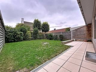 HALFOPEN WONING GELEGEN IN RUSTIGE, DOODLOPENDE STRAAT DOCH ZEER DICHTBIJ CENTRUM IEPER. DE WONING IS ALS VOLGT INGEDEELD: GELIJKVLOERS:RUIME...