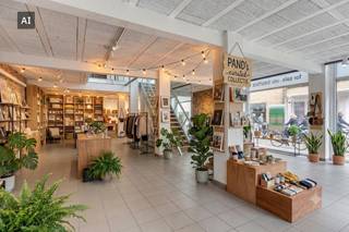 Dit commerciële hoekpand ligt pal op de levendige Groentemarkt. Door de ligging en grote raampartijen geniet u hier van optimale visibiliteit en een constante stroom van passanten doorheen de dag.Dankzij de grote, indrukwekkende raampartijen geniet het pand niet alleen van een zee van natuurlijk licht, maar heeft u ook de perfecte etalage om uw zaak in de kijker te zetten.Het pand beschikt over een totale bruikbare vloeroppervlakte van maar liefst ca. 405 m², verdeeld over twee niveaus:Het pand heeft momenteel een volledig open structuur. Dit betekent dat u de twee verdiepingen nog volledig naar eigen smaak, hand en noden kunt inrichten.Of het nu gaat om stockage, een grote showroom, aparte kantoorruimtes of een hippe conceptstore; dit pand voldoet aan alle hedendaagse vereisten op het vlak van ruimte en flexibiliteit.Aan de zijkant van het pand bevindt zich een handige poort, waardoor laden en lossen een fluitje van een cent is.Zwaardere stukken of goederen verplaatst u moeiteloos naar de bovenverdieping dankzij de interne goederenlift.Er is de mogelijkheid om een interne garage te creëren, een onschatbare troef in het drukke stadscentrum.Op de verdieping bevindt zich tevens een praktische ruimte met een eigen kitchenette—de ideale, afgescheiden lunchruimte of kantine voor u en uw personeel.Bent u klaar om uw ondernemersdroom hier te realiseren?Aarzel niet en neem vandaag nog contact met ons op voor meer informatie of om een bezichtiging in te plannen!Bestuursmaatregelen in het maatregelenregister: in aanvraagDeze AI-visualisaties zijn bedoeld als inspiratie. Er werd geen rekening gehouden met technische specificaties, stedenbouwkundige voorschriften of de concrete mogelijkheden tot realisatie.